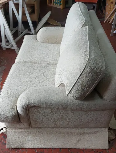 1 Sofá 2 lugares a ( retirar) 