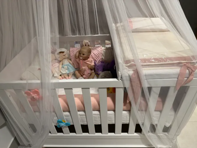 Berço vira cama, colchão e Comoda