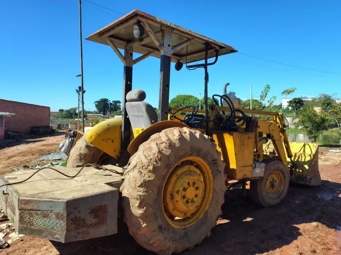 Vendo carregadeira pula-pula Massey Ferguson ano 80
