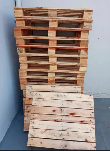 Paletes de madeira seminovos, apenas 5 reais pra ir buscar no centro ao lado do banco do