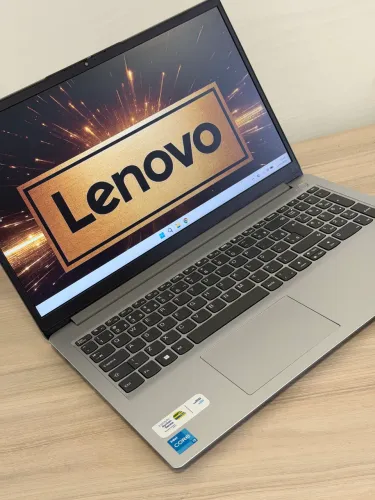 Notebook Lenovo i3 12°Th Gen 4GB RAM 256 Ssd NVMe Placa: Intel(R) UHD Graphics 4GB