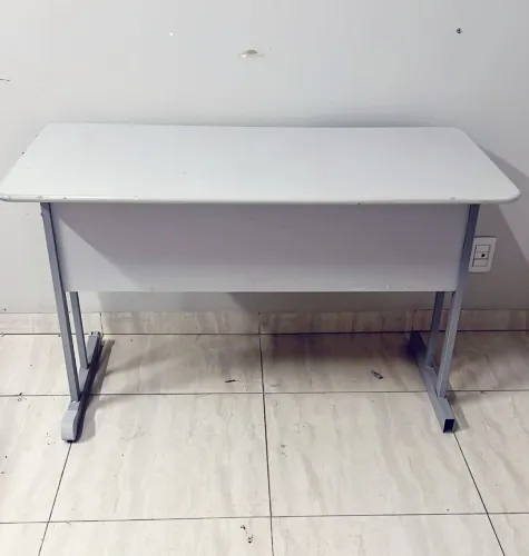 VENDO 2 MESAS DE ESCRITÓRIO BRANCAS COM 3 GAVETAS