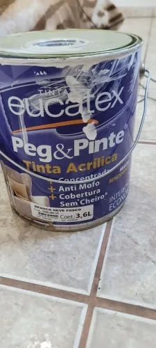 LATA DE TINTA BRANCA CHEIA acompanha os rolos,ja usados mais estão bons.
