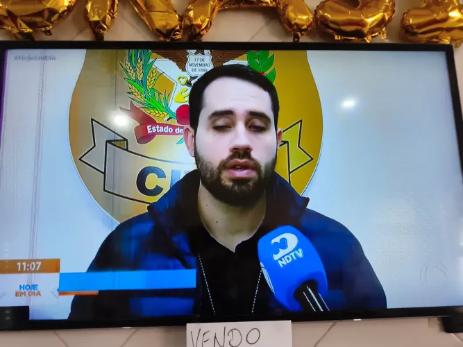 Tv 46 pol. Com pequeno defeito