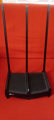 Roteador tp-Link preto funcionando perfeitamente