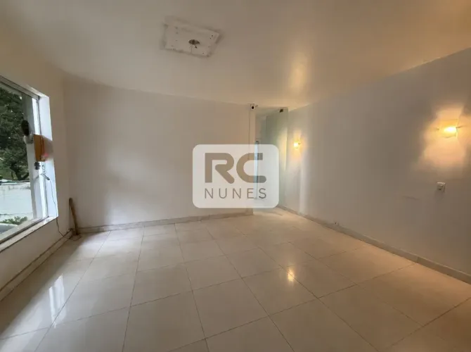 Casa comercial com área de 720m², 15 salas, 10 banheiros e 09 vagas, no Bairro Cidade Jard