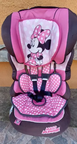 Cadeira para carro. Serve de 15kg a 36 kg. Não reclina. Vira assento de elevação..