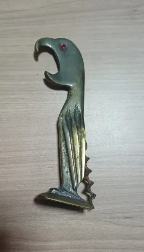 Abridor de garrafas/Saca rolhas em bronze polido no formato de arara