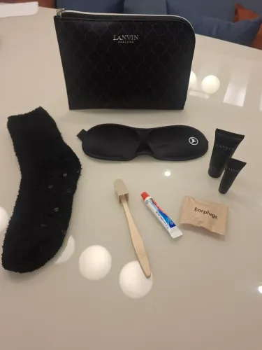 Necessaire preta com amenity kit Lanvin Parfums