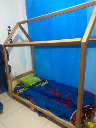 Cama infantil montessoriana de madeira