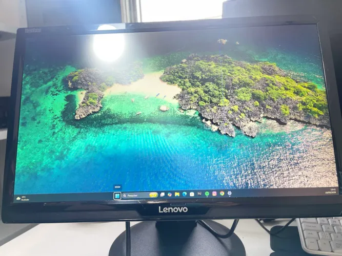 Monitor lenovo 21 polegadas detalhe na tela