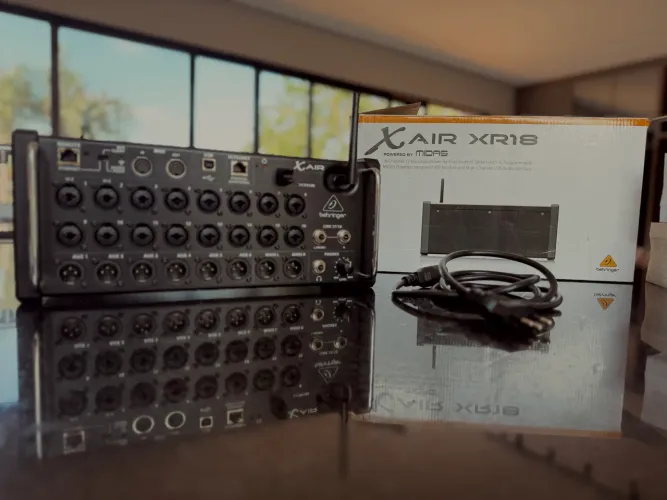 Mixer Behringer XR18