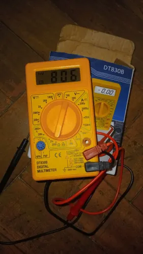 Multimetro digital DT830B