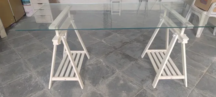 Mesa de Vidro (10mm Temperado) com 2 Cavaletes (C/Altura Regulável)