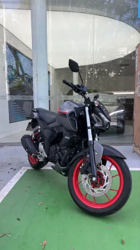 FZ15 impecável com baixíssima KM na garantia até 2028, top de linha!