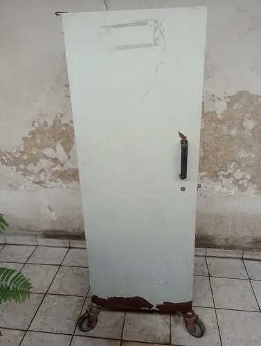 Armário de metal com rodinhas
