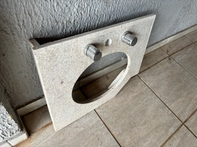 Bancada de pia de banheiro em granito