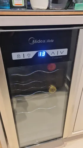 Adega climatizadores de vinho MIDEA para 8 garrafas