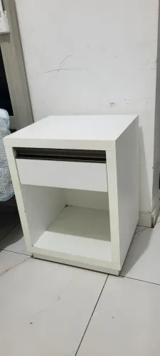 Criado mudo, mesa de cabeceira. Troco por monitor de pc