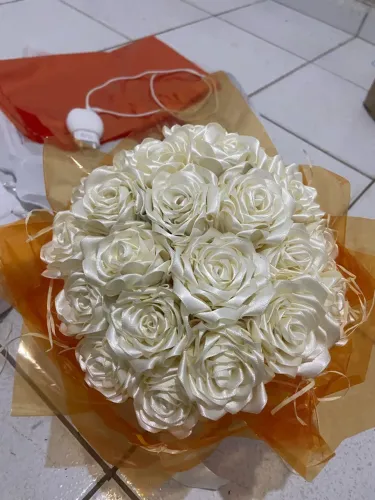 Buquê de flores de cetim