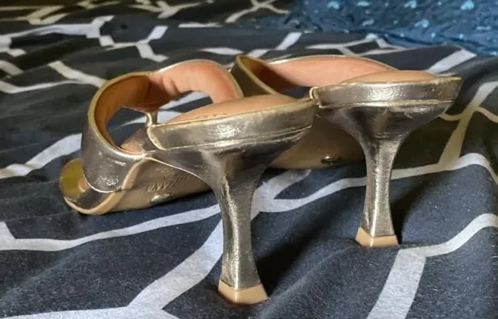 ? Sandália Feminina Dourada Metalizada com Detalhes Prateados - Elegante e Sofisticada ?