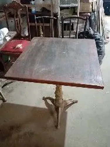 Legítima Mesa de Madeira com Pés de Ferro Fundido, com detalhes Vivos que realça o ambient