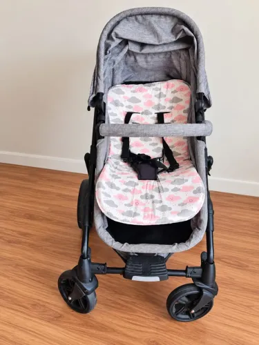 Carrinho de bebê marca Cosco, vira verdinho Moisés e vem com bebê conforto 