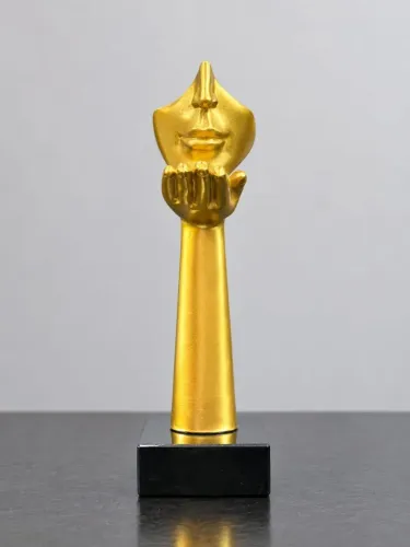 Escultura Decorativa Rosto Dourado com Mão e Base Preta