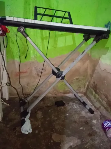 Estante em x para teclado