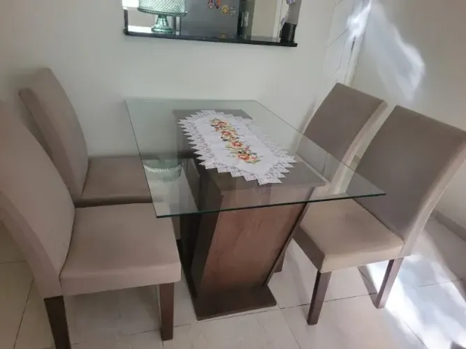 Mesa de jantar com 4 cadeiras