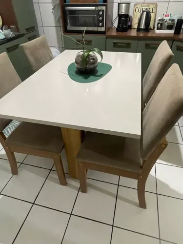 Mesa com 4 cadeiras