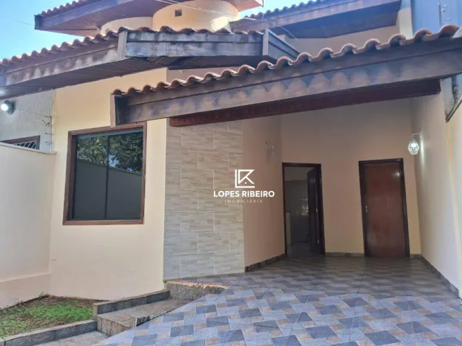 Excelente Casa para Locação com Suíte, Quintal e Garagem para 2 Carros