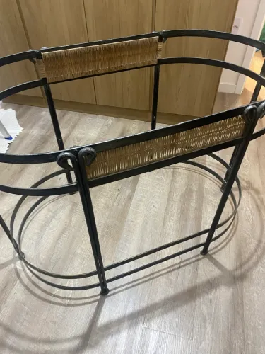 Base de mesa em ferro fundido e detalhe em tatuam