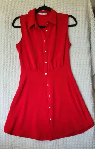 Vestido vermelho com abotoamento frontal, tamanho 38 /40 