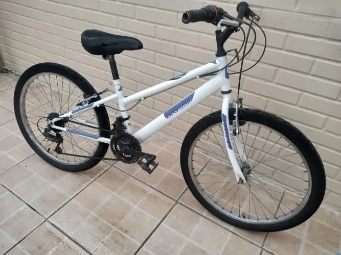 Bicicleta aro 24 c marchas tamanho médio pneus bons está ótima
