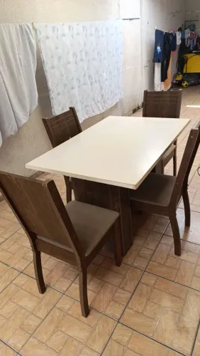 Mesa com 4 cadeiras 