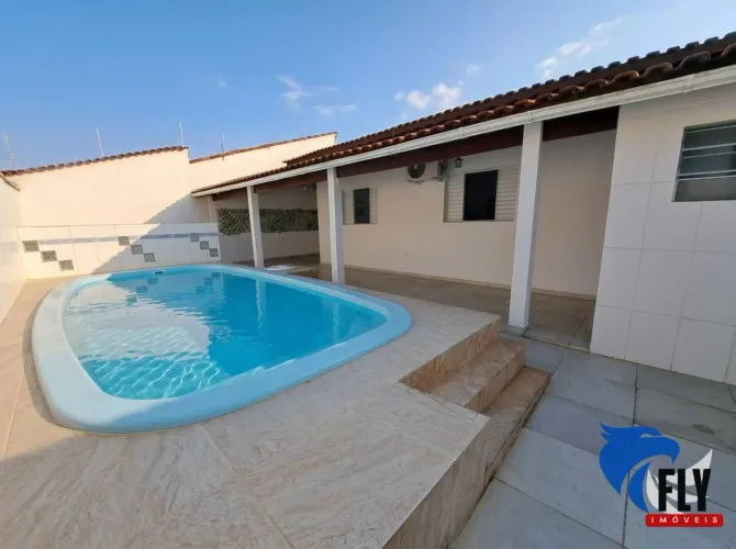 Casa de Praia de Alto Padrão em Itanhaém 372m², Piscina, 5 Vagas e a 500m do Mar!