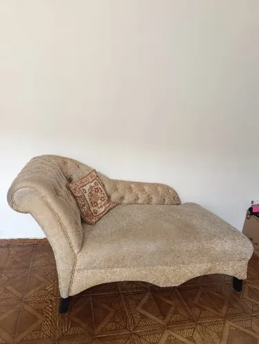 Divã em tecido Suede creme que lembra couro nobuk