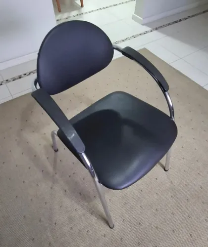 Cadeira estofado em couro preto