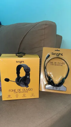 Dois fones de ouvido com microfone lacrado