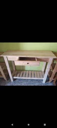Aparador com gaveta e prateleira inferior