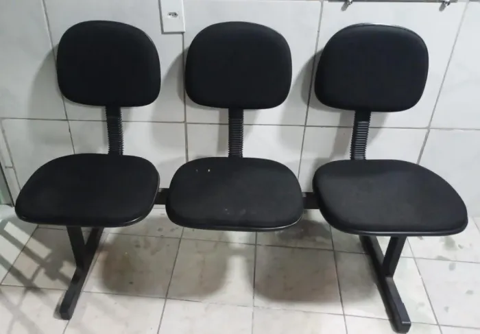 Bancada de escritorio com 3 acentos a vista ou no cartão.
