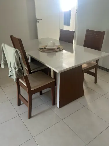 Vendo mesa de jantar quatro lugares