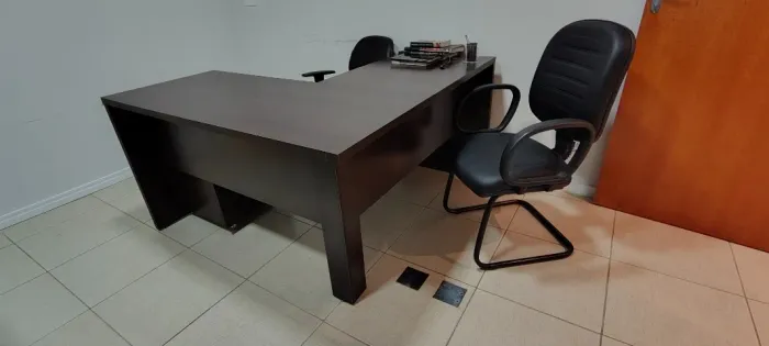 Mesa de escritório em L