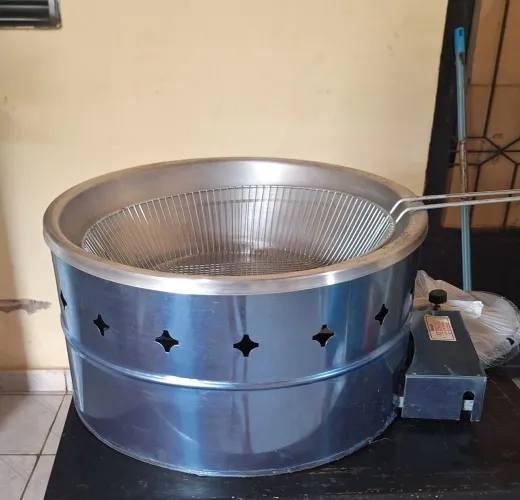Fritadeira de 10 L a gás, ótima pra batata frita