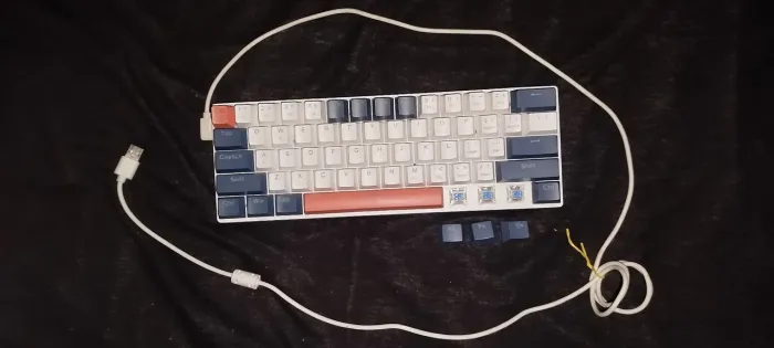 Teclado Mecânico Gamer 60% - Switch Red (Com 3 Substituídos por Blue)