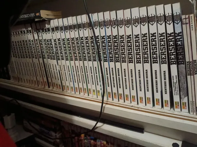 Mangás BERSERK vol's DELUXE