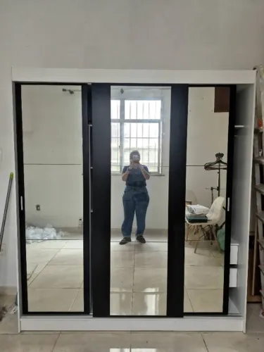 Guarda-roupa com espelho