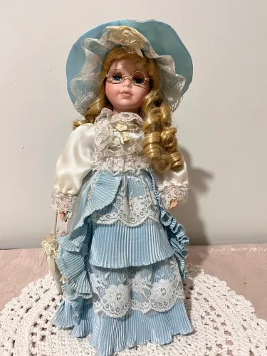Boneca porcelana 45cm com óculos