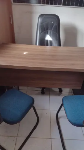 Vendo escritório completo com cadeira presidente + duas cadeiras mais 2 armarios